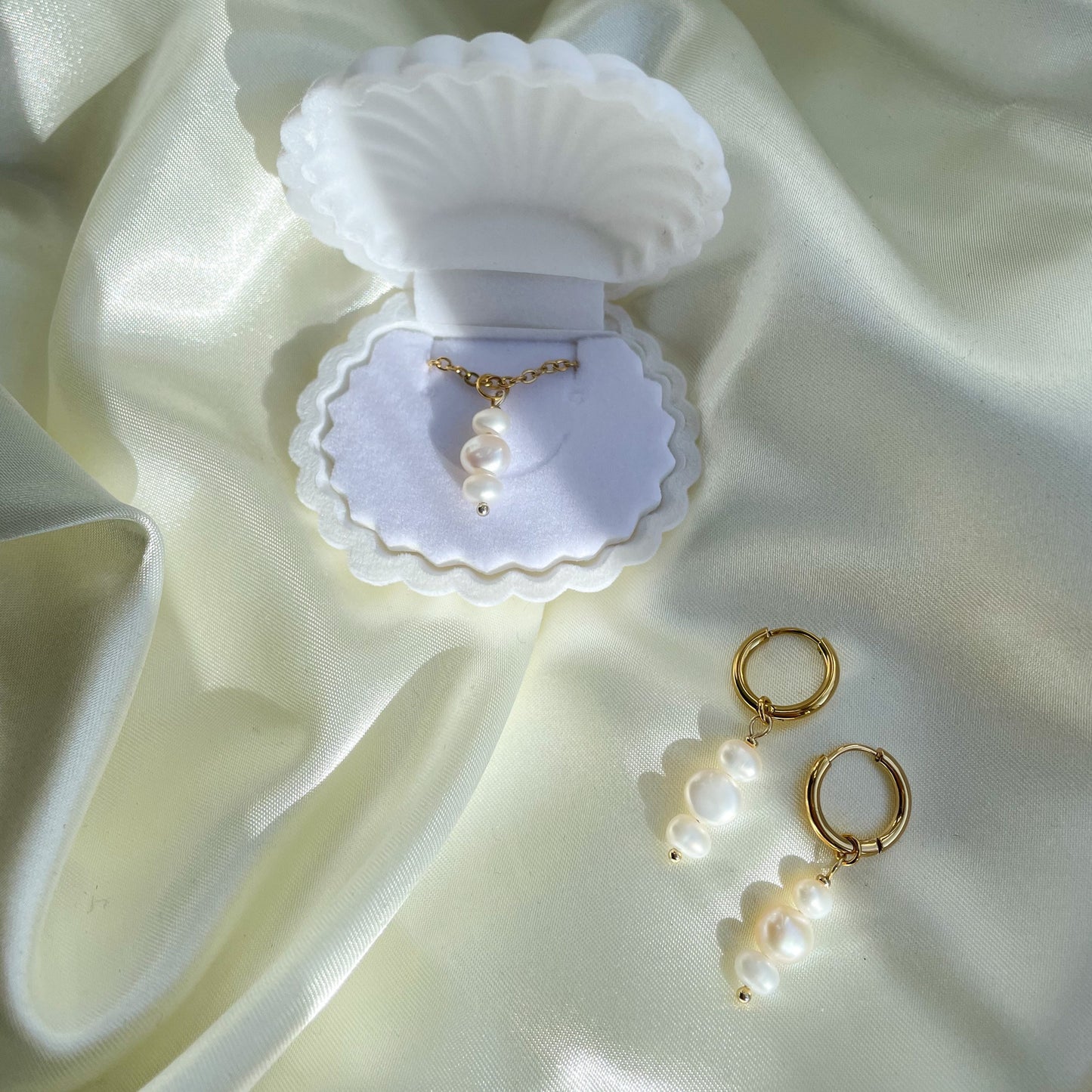 Irregular baroque pearl huggies made of gold-plated stainless steel