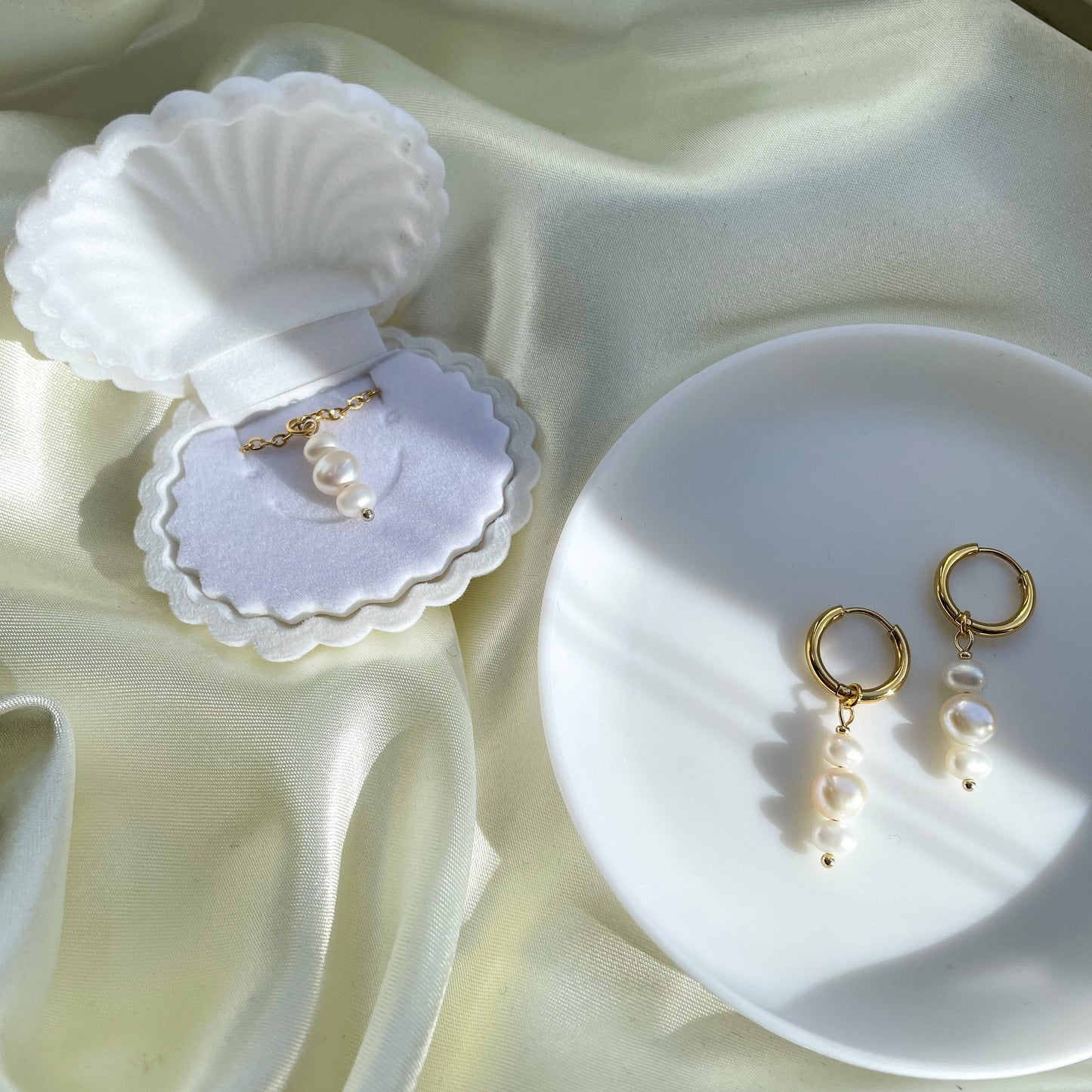 Irregular baroque pearl huggies made of gold-plated stainless steel